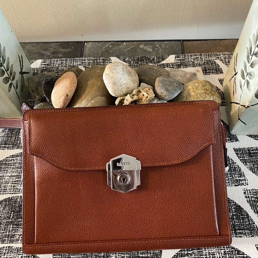 EXCELLENT CONDITION Bally snap lock clutch with key!!